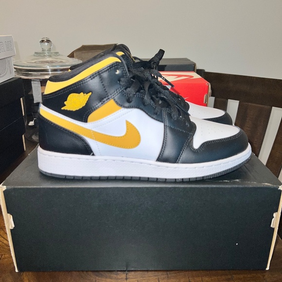 Air Jordan 1 | Mid | Yellow/Black/White | Size 7Y - Picture 4 of 7